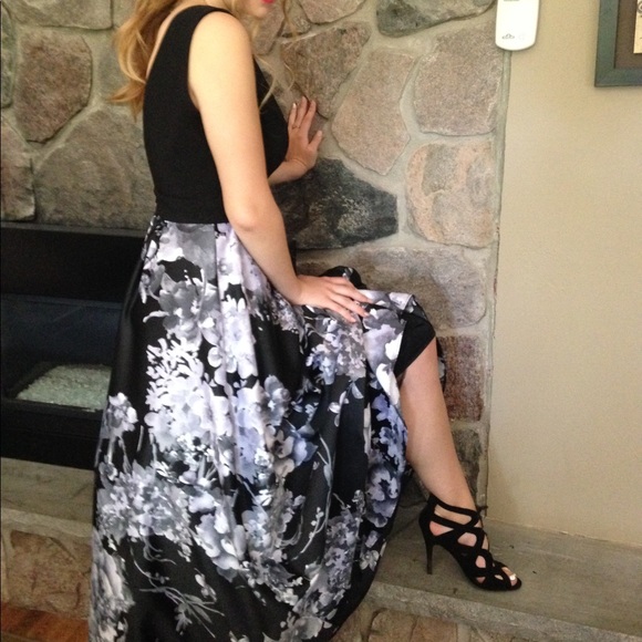 Gorgeous Prom Dress Size 4 - Picture 2 of 7